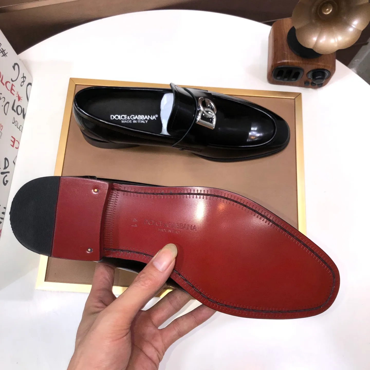 Ex-factory price 500💰DG top quality🔍🔍men's new leather shoes🚹Sold simultaneously at counters⚠Shoe uppers are imported cowhide from Italy, fully imported cowhide lining, imported accessories💪💪, completely 1⃣️ to 1⃣️replica🇮🇹 💪💪, ⚠Sole: The original sole is specially provided by the original factory, the exclusive movable molded sole is super comfortable, ⚠The original factory follows the order, 🔍🔍high quality, you can enter and exit the counter at will, welcome to compare ⚠Number of sizes: 38-44 (45 customized)